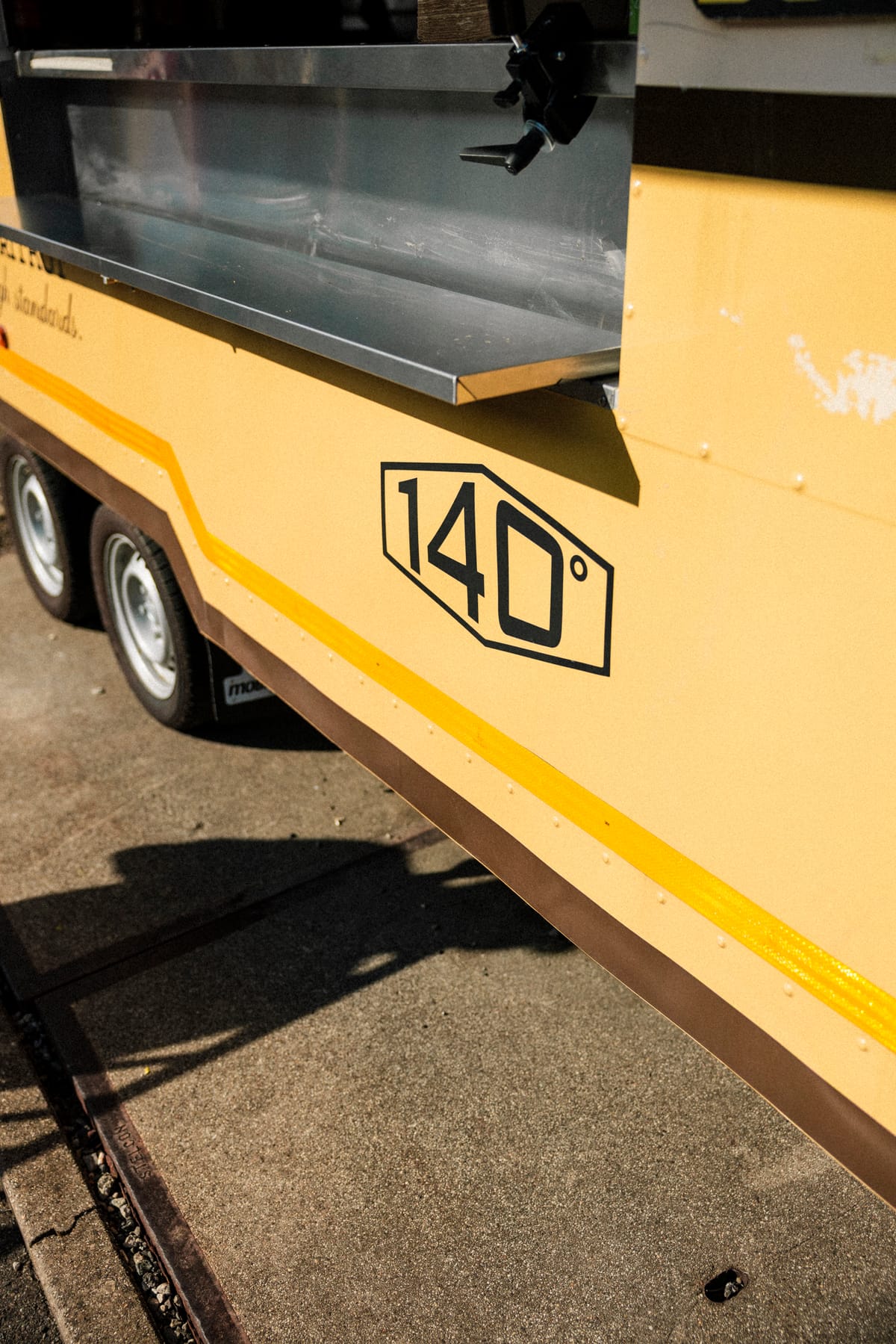 Le logo 140° sur le flanc du foodtruck