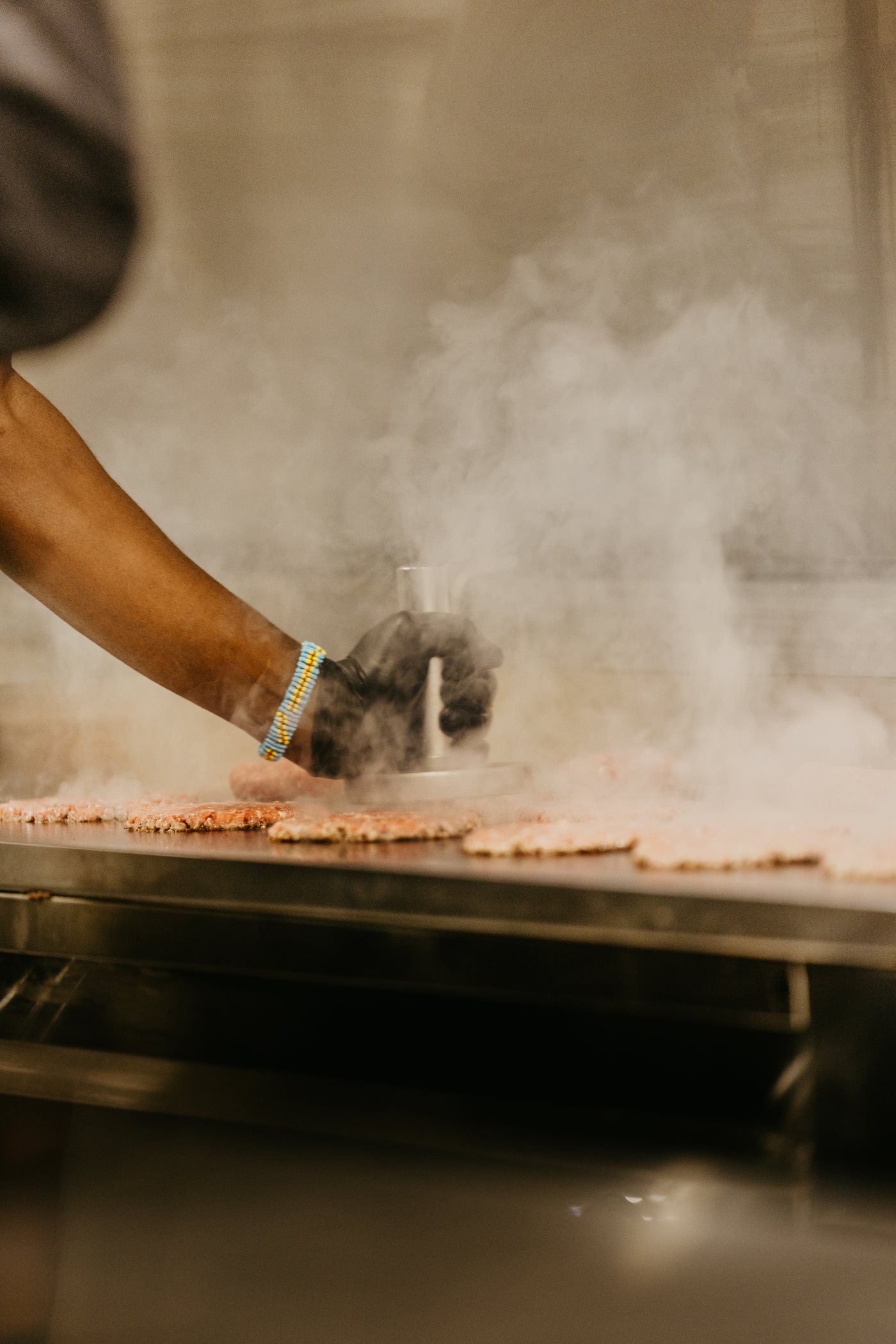 Preparation de burgers sur la plaque chaude