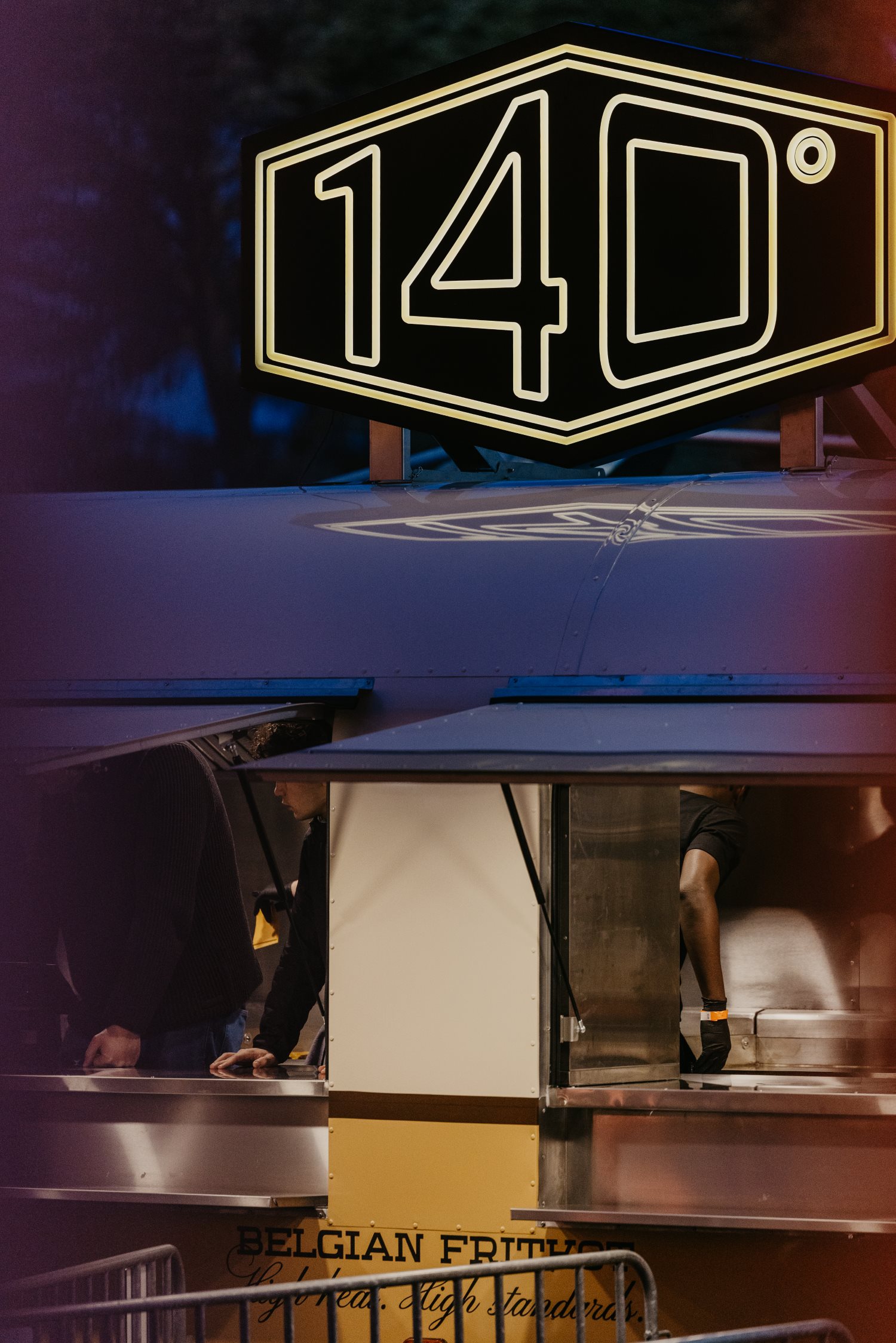 Service 140 Degres sous l'enseigne lumineuse
