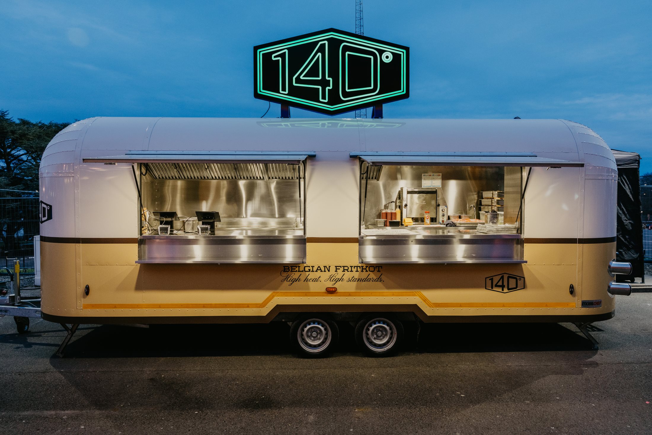 Vue large du foodtruck 140 Degres